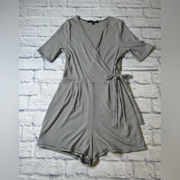 One Clothing Black and White Striped Wrap Shorts Romper. Size Small. - Picture 1 of 5